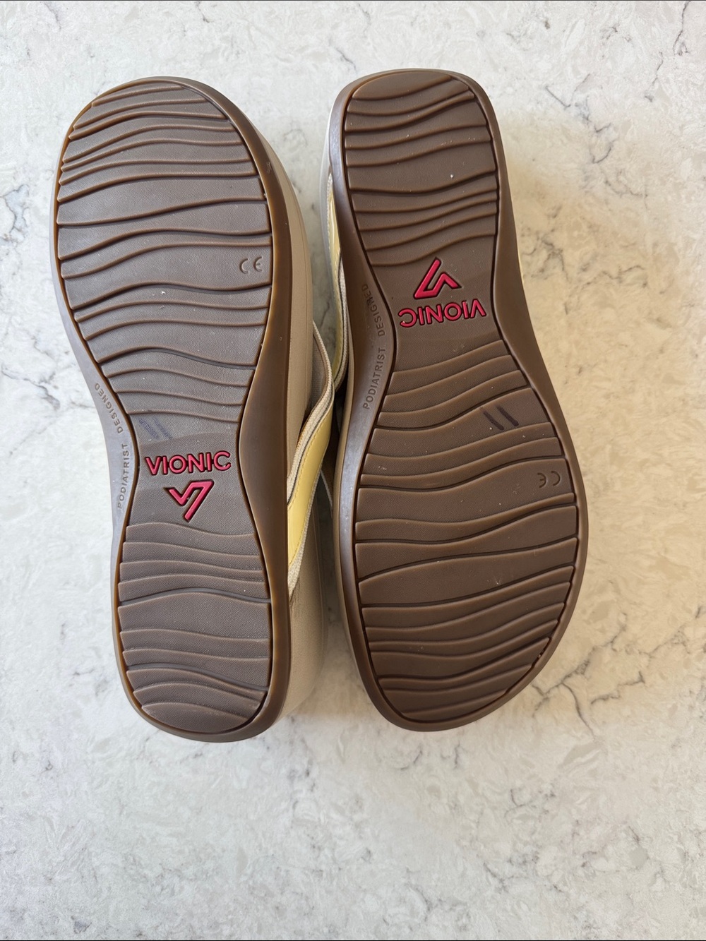 Vionic Hightide Wedge Comfort Thong size 10 Flip Flops butter yellow/ white/ tan - Picture 4 of 8
